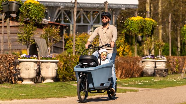 s_father-and-daughter-cycling-with-their-colourful-dolly-joy rad3 &ndash; Produkte - DOLLY